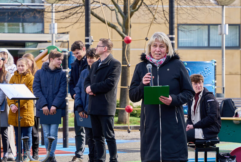 Zástupci hospice při sázení stromů na památku Olgy Havlové