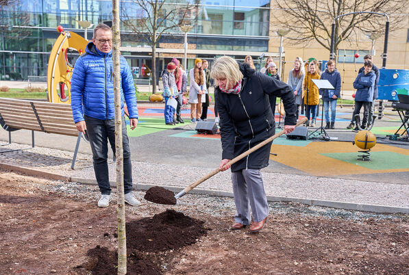 Sázení stromů s Výborem dobré vůle - Nadace Olgy Havlové v Trutnově