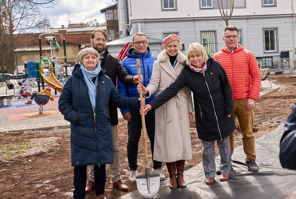 Sázení stromů s Výborem dobré vůle - Nadace Olgy Havlové v Trutnově