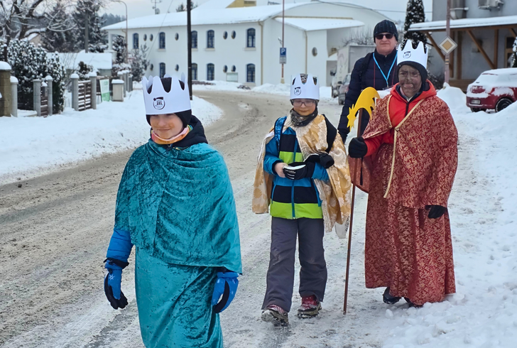 Tříkrálová sbírka 2026: když se radost a solidarita setkají v zasněžených ulicích 