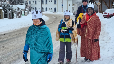 Tříkrálová sbírka 2026: když se radost a solidarita setkají v zasněžených ulicích 