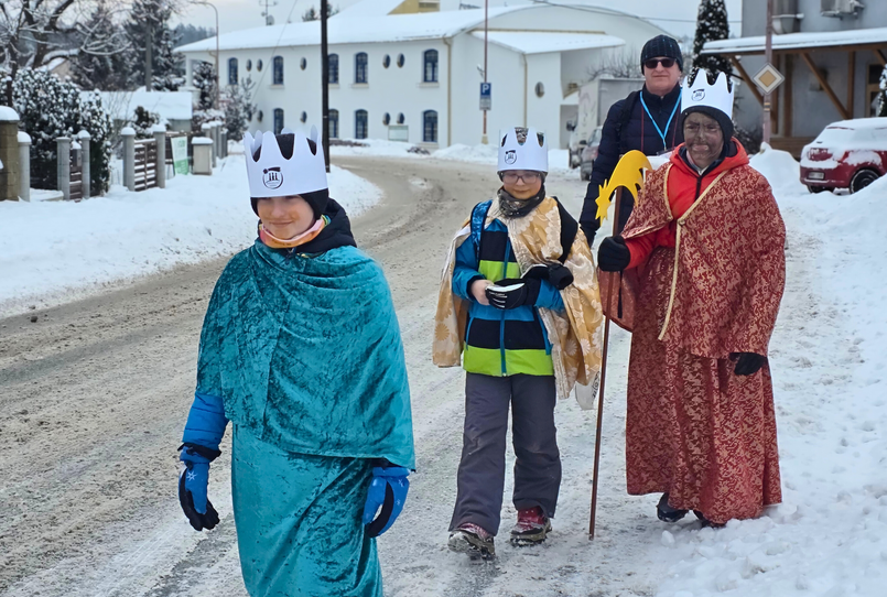 Tříkrálová sbírka 2026: když se radost a solidarita setkají v zasněžených ulicích 